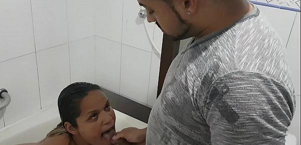  Espiando minha vizinha tomar banho !!! Ela me pegou  !!! Gostou e me chamou para entrar ( Paty Bumbum - Juninho gogoboy - El Toro De Oro )